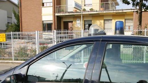 Spia la moglie con la telecamera nascosta nella camera da letto