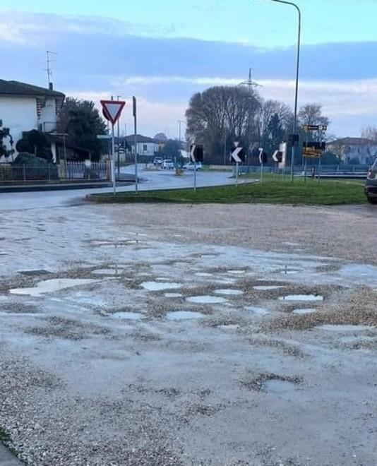 Scuole medie, il parcheggio sarà pavimentato in primavera 