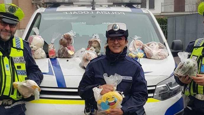 Pupazzi alle forze dell’ordine per i bimbi coinvolti in incidenti