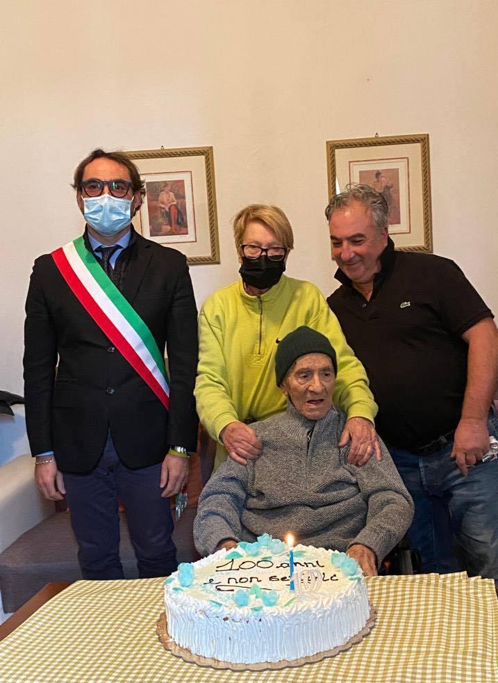 Paese in festa per il centenario Piero Appeddu