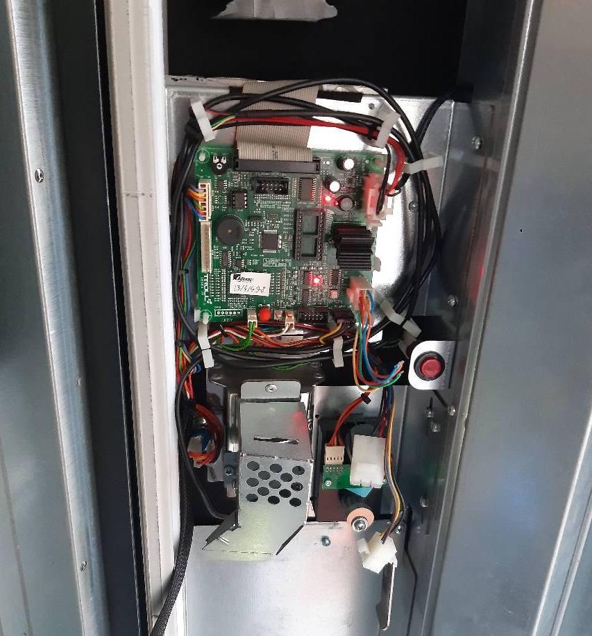 Forzato un distributore di snack Il titolare: «Mi sento vulnerabile»