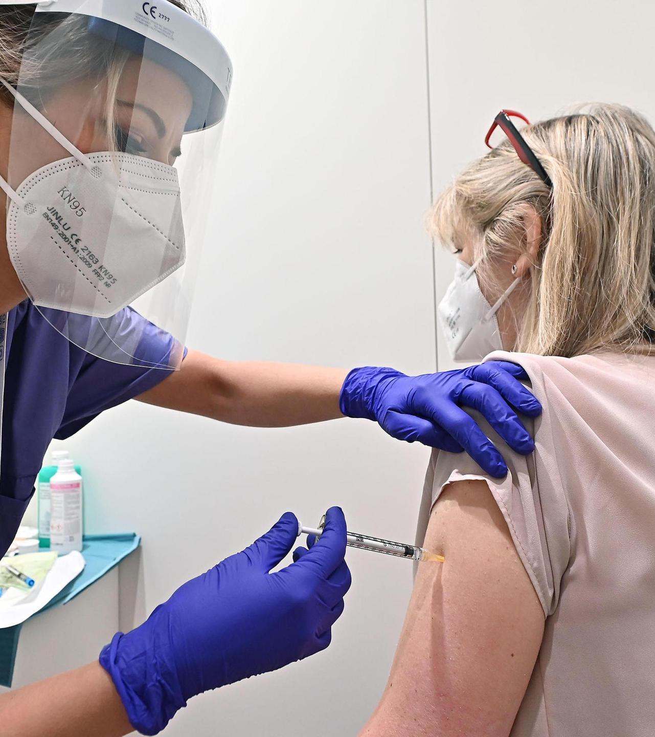 All’open day 620 vaccini A Bosa si replica sabato 