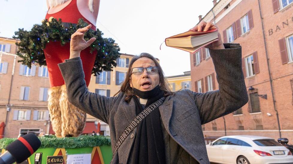 Modena, esorcismo sul Babbo Natale: «Modenesi pentitevi!»