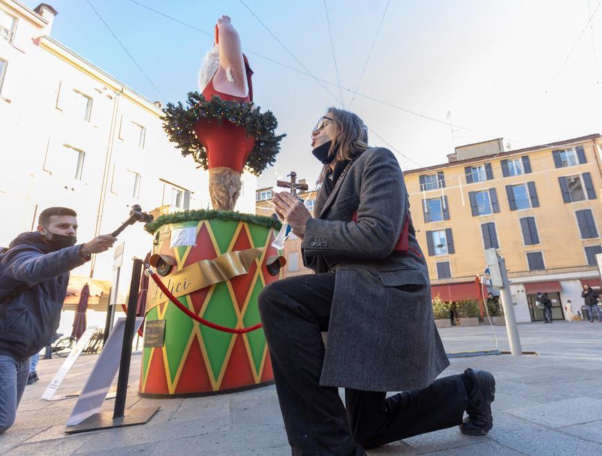 "Padre David" a Modena: cameriere, volto tv, “parente” del Duce «Sono romagnolo e sveglio coscienze» 