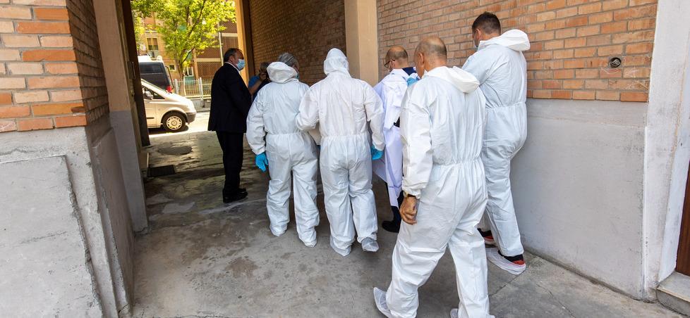 Ferrara, bimbo morto soffocato in casa: la verità nel lenzuolino della sua culla 