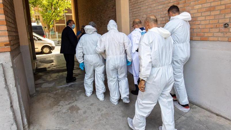 Ferrara, bimbo morto soffocato in casa: la verità nel lenzuolino della sua culla