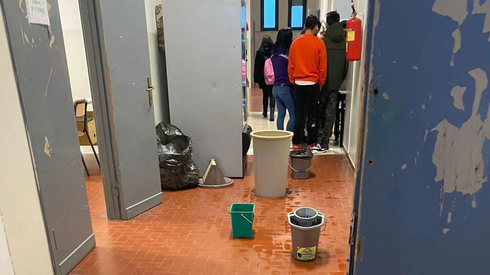 Lido Estensi, infiltrazioni d’acqua a scuola: i genitori chiedono interventi 