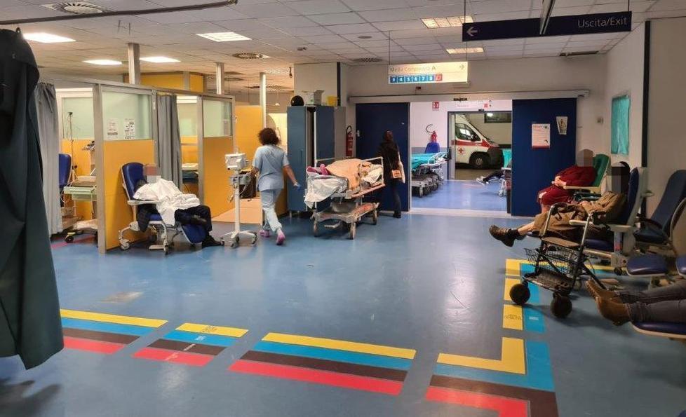 Una foto scattata al pronto soccorso ieri sera, dove 5 pazienti attendevano un posto