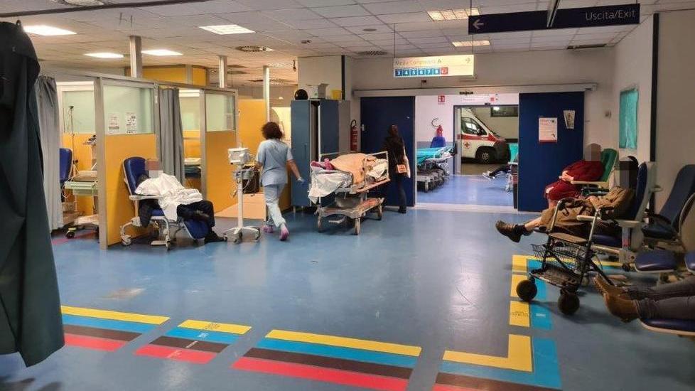 Una foto scattata al pronto soccorso ieri sera, dove 5 pazienti attendevano un posto