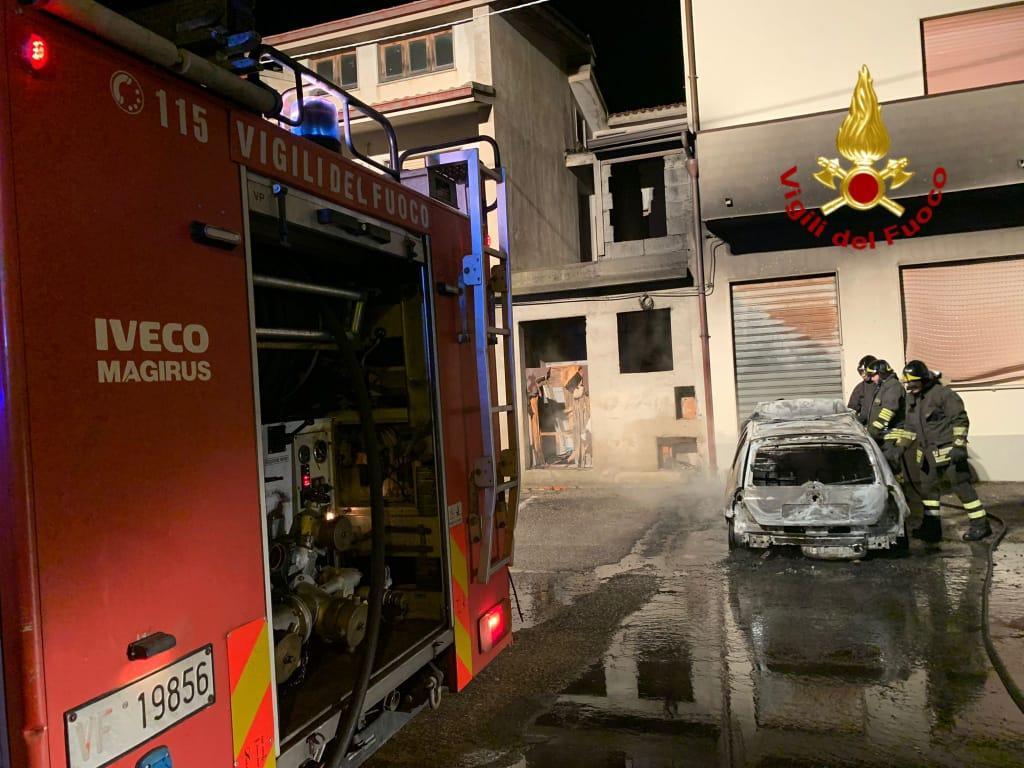 Incendio a Suni: auto distrutta nel cuore della notte