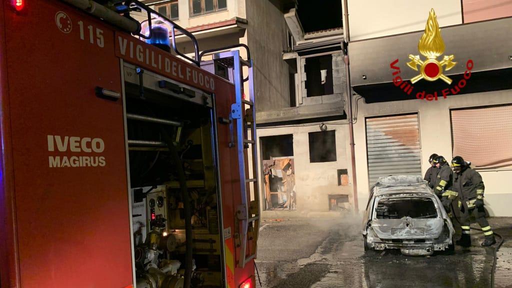 Incendio a Suni: auto distrutta nel cuore della notte