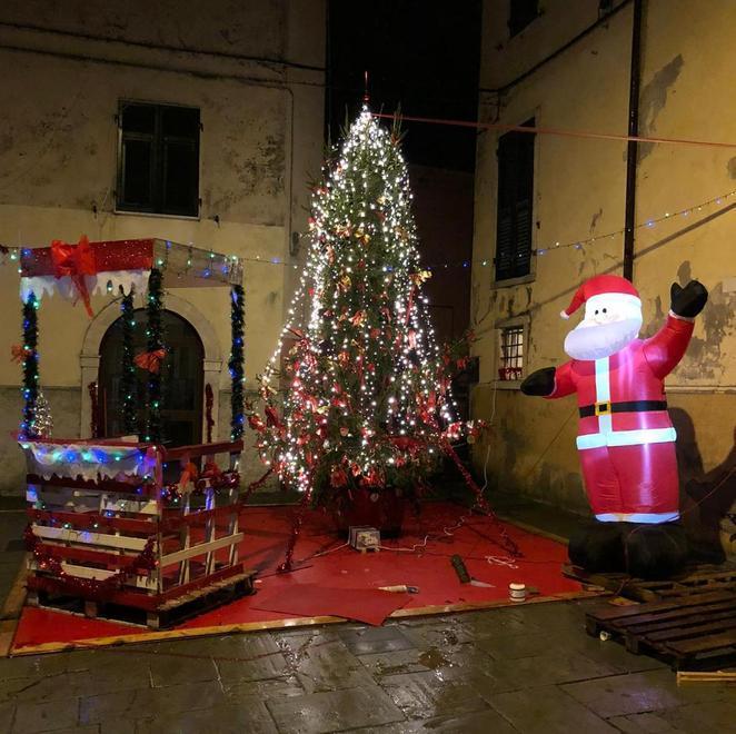 Luminarie, alberi, cori e maxi addobbi: nei paesi a monte di Carrara il Natale è “fai da te” 