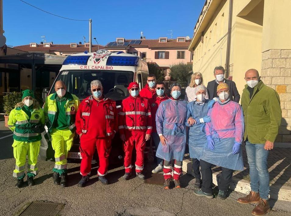 La "squadra" di lavoratori sanitari e volontari che per due giorni ha sottoposto la popolazione scolastica di Capalbio ai tamponi per lo screening di massa voluto dall'amministrazione comunale