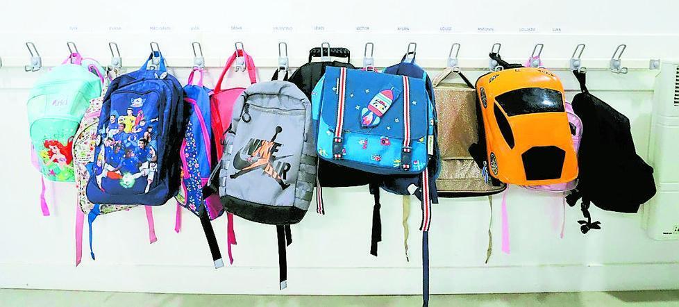 Gli zaini in una scuola elementare