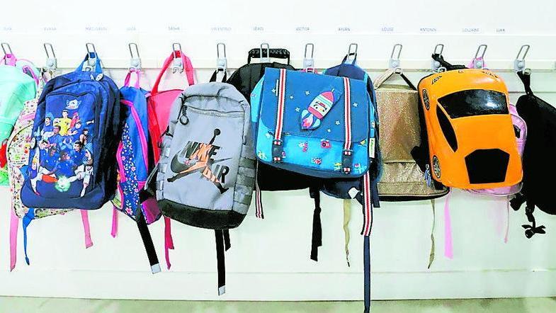 Gli zaini in una scuola elementare