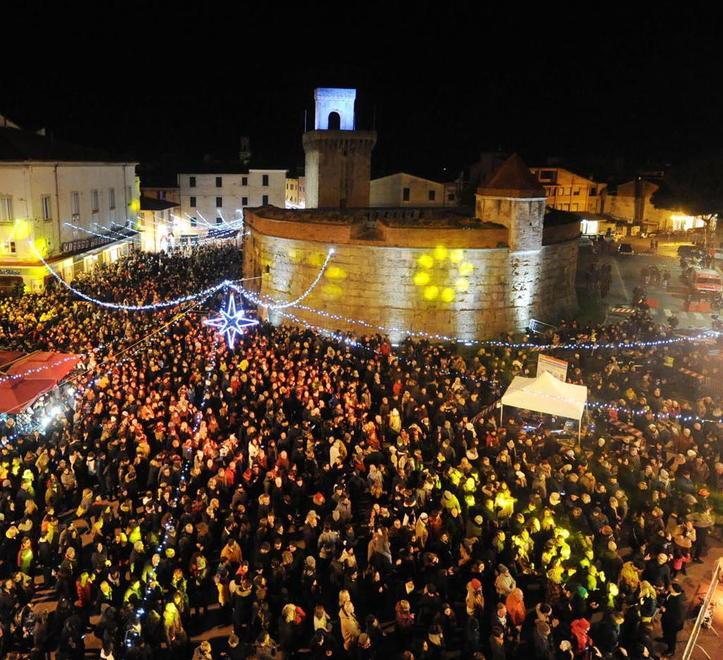 Una delle ultime edizioni della festa di Capodanno in piazza Verdi a Piombino (foto Paolo Barlettani)