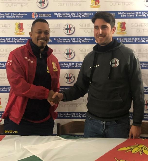 La stretta di mano tra Fabiano Santacroce e Francesco Ferrini, capitani rispettivamente della nazionale Conifa del Regno delle due Sicilie e di quella dell’isola d’Elba.