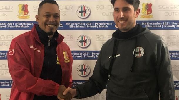 La stretta di mano tra Fabiano Santacroce e Francesco Ferrini, capitani rispettivamente della nazionale Conifa del Regno delle due Sicilie e di quella dell’isola d’Elba.