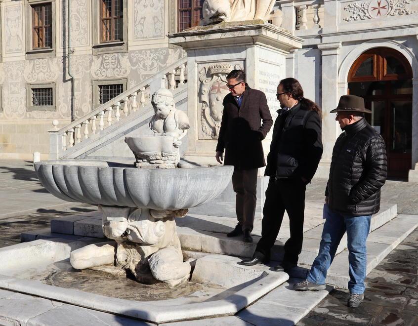Dopo 20 anni torna a sgorgare l'acqua dalla fontana in piazza dei Cavalieri
