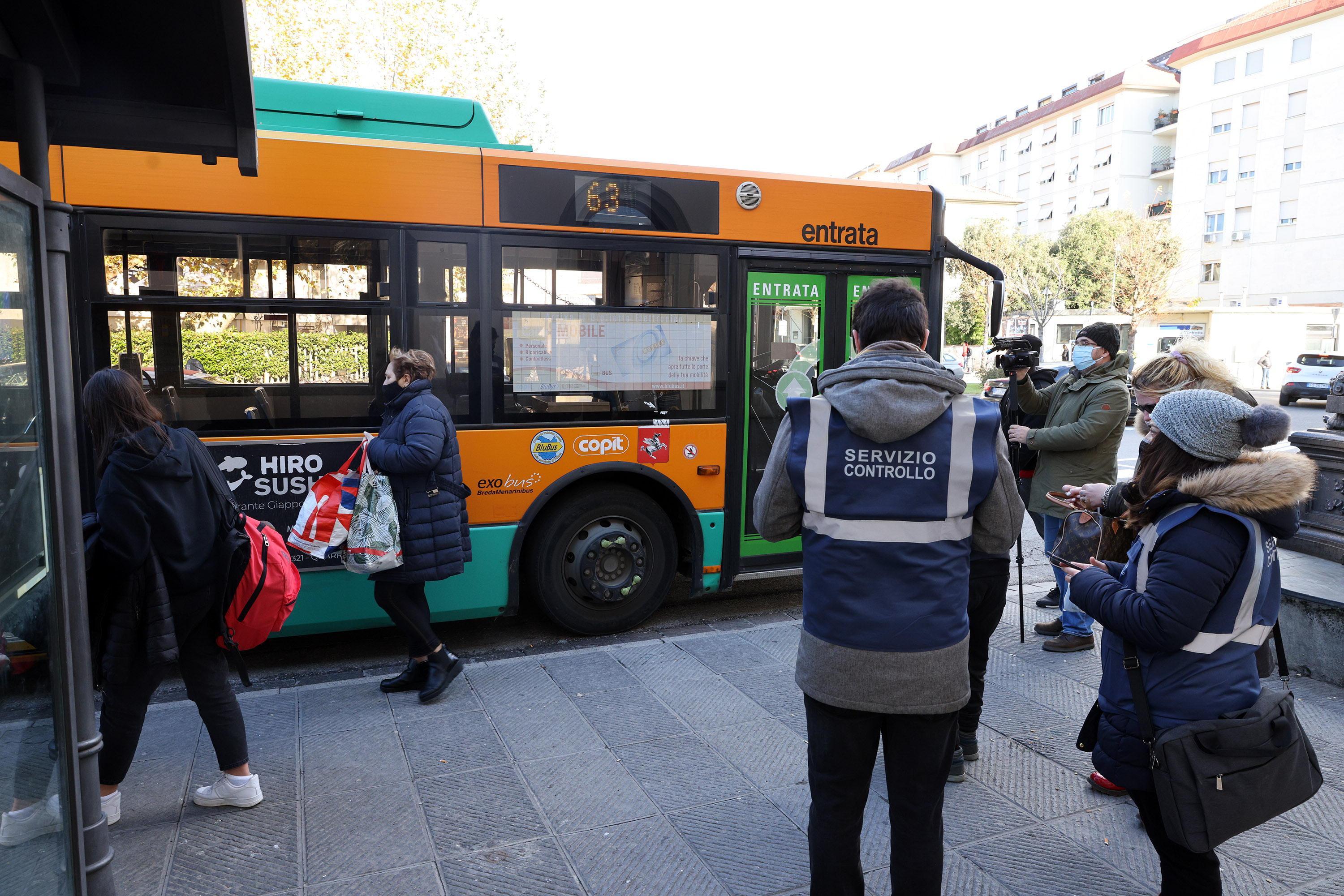 Pisa, sui bus trovati in 15 senza Green pass 