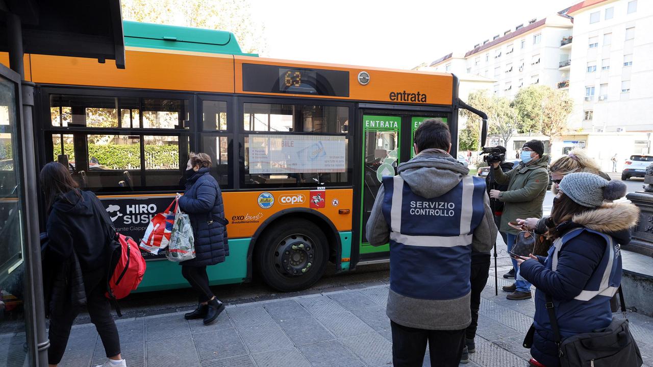 Pisa, sui bus trovati in 15 senza Green pass