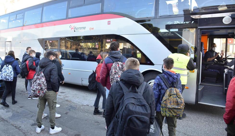 Gli studenti e gli altri viaggiatori del trasporto pubblico locale hanno affrontato l'entrata in vigore del "nuovo" Green pass (Foto: archivio AgenziaBF)