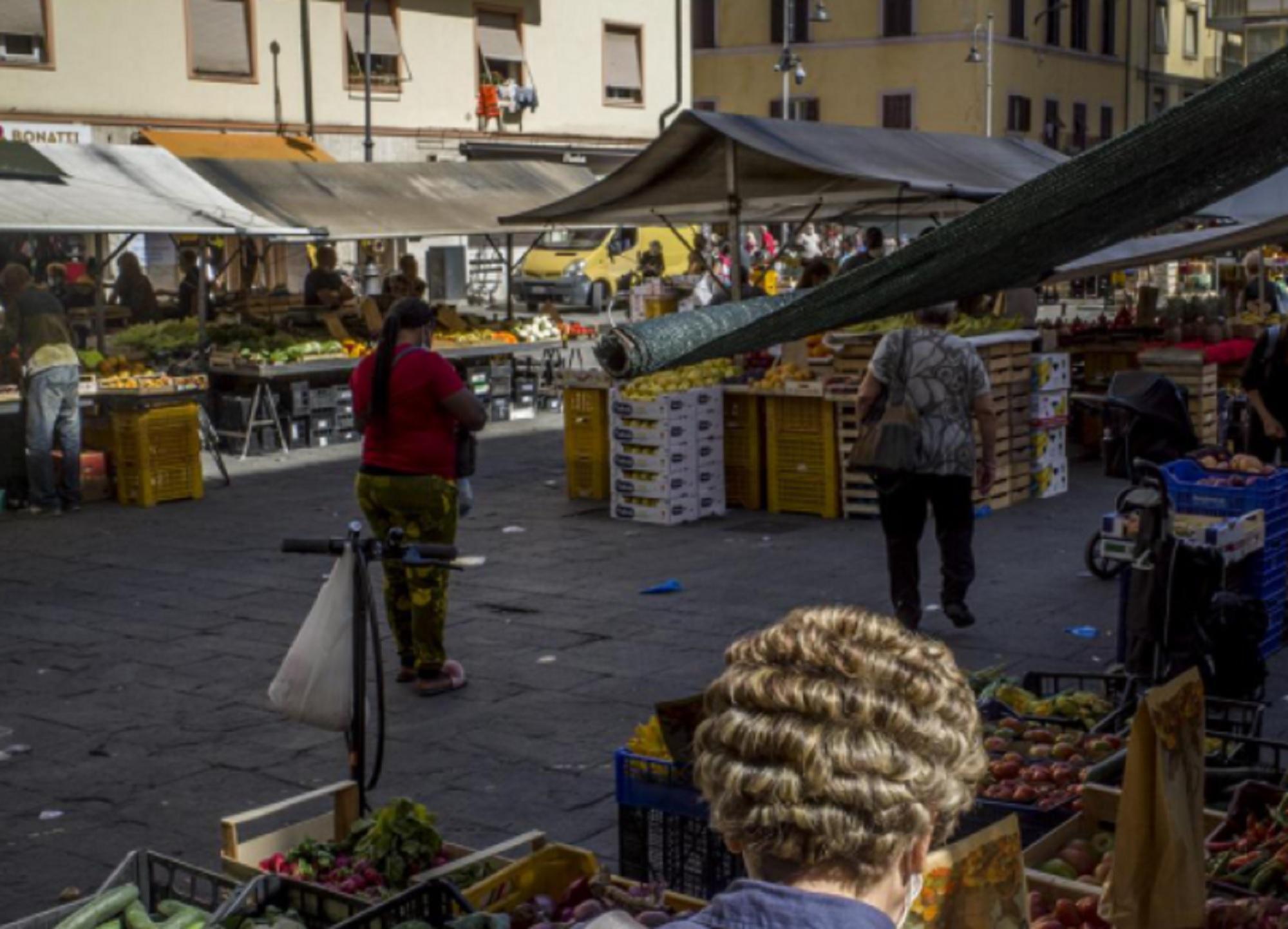 Una veduta del mercato di piazza Cavallotti (foto d'archivio)