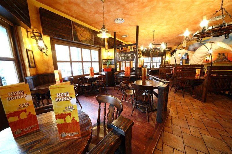 L'interno di un locale Old Wild West