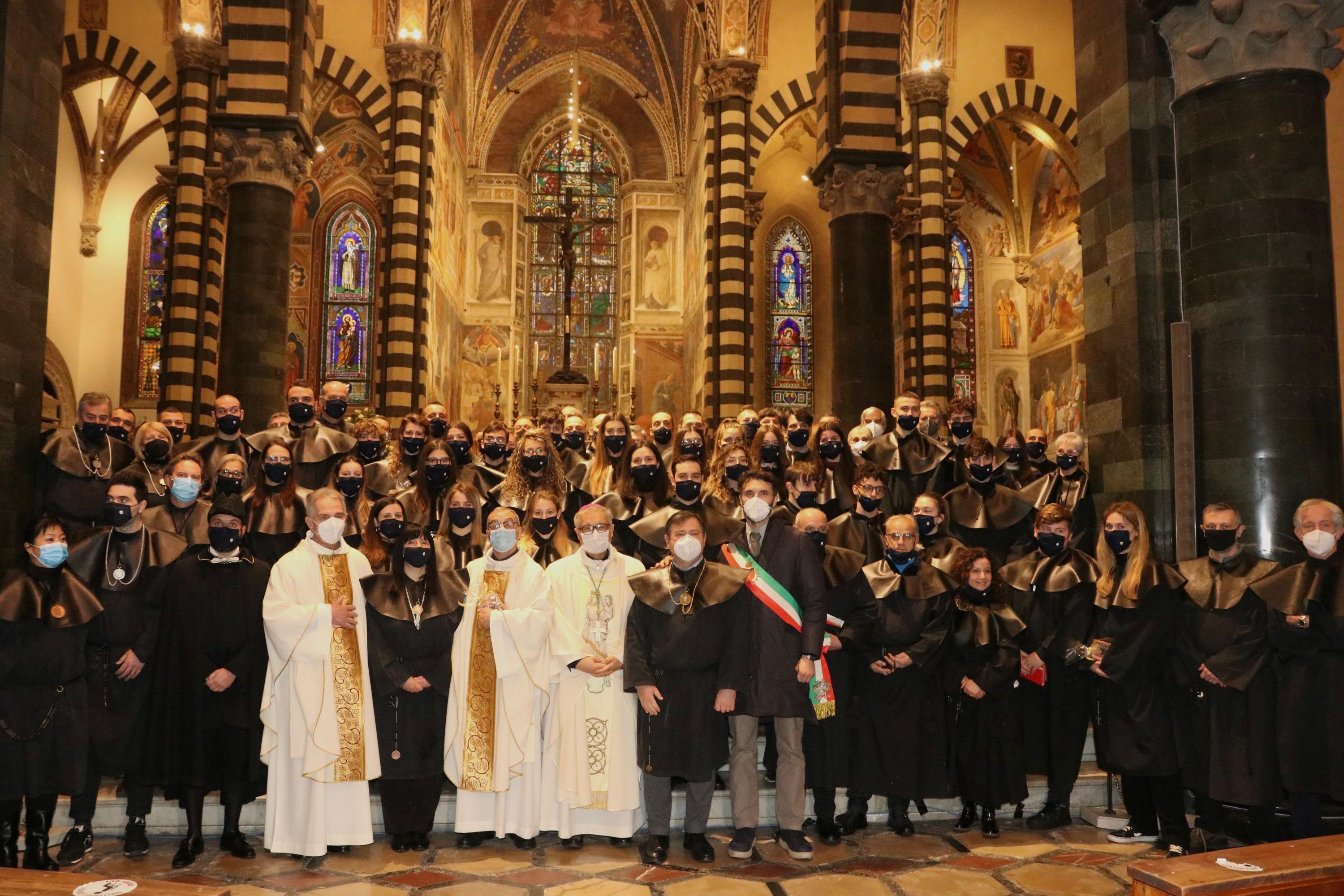 I 45 nuovi volontari della Misericordia insieme al vescovo Nerbini e al sindaco Biffoni