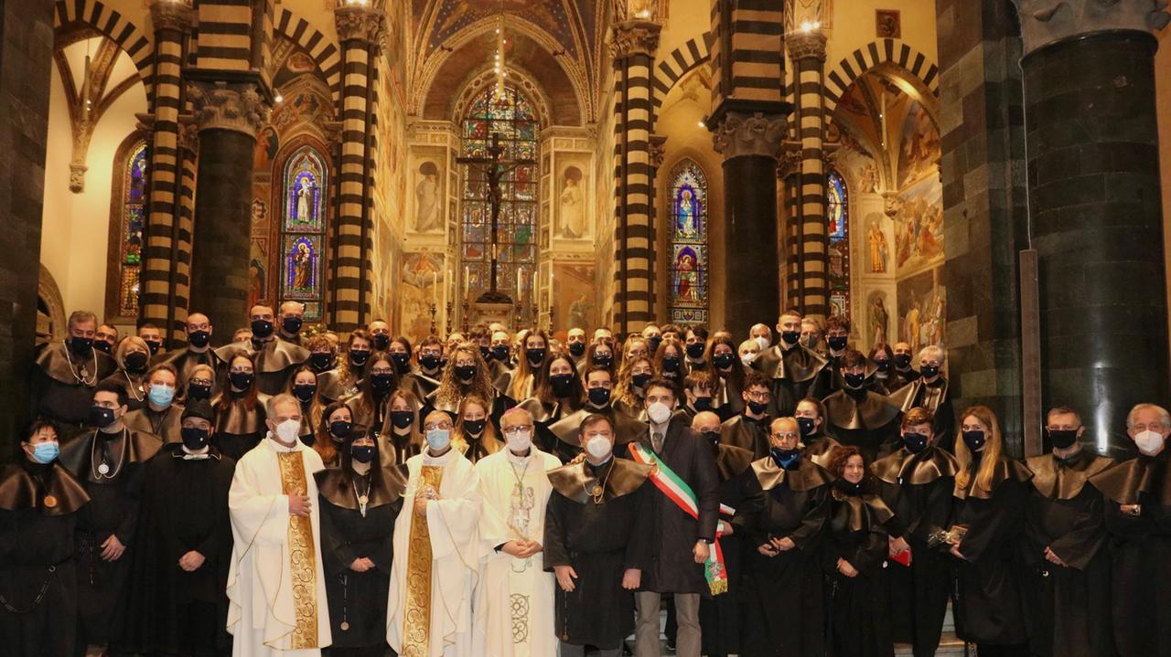 I 45 nuovi volontari della Misericordia insieme al vescovo Nerbini e al sindaco Biffoni