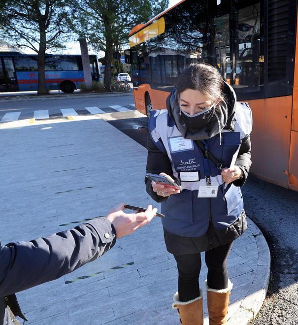 Per giocare alle slot esibisce il Green pass di un altro: denunciato 