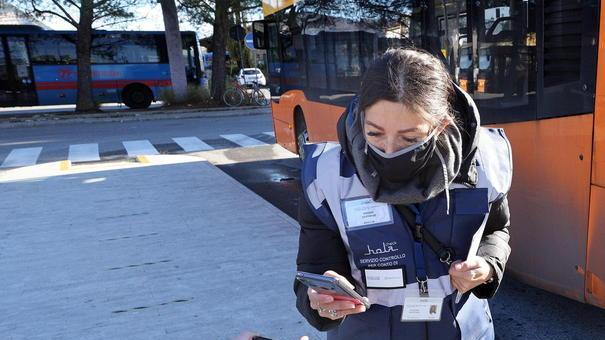 Per giocare alle slot esibisce il Green pass di un altro: denunciato