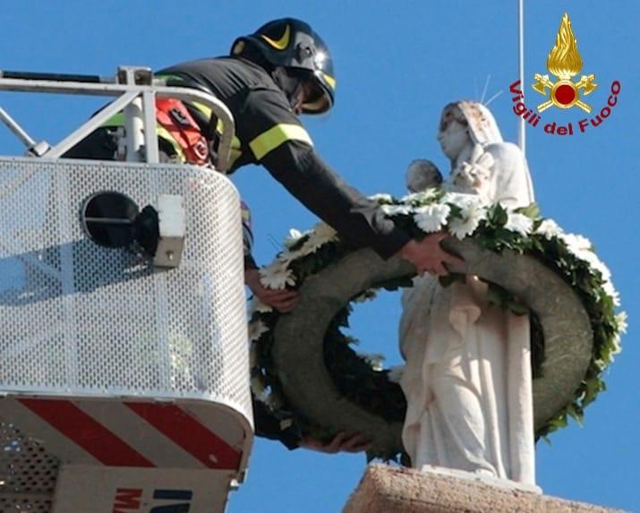 Oristano, corona di fiori sul campanile della chiesa del Rimedio
