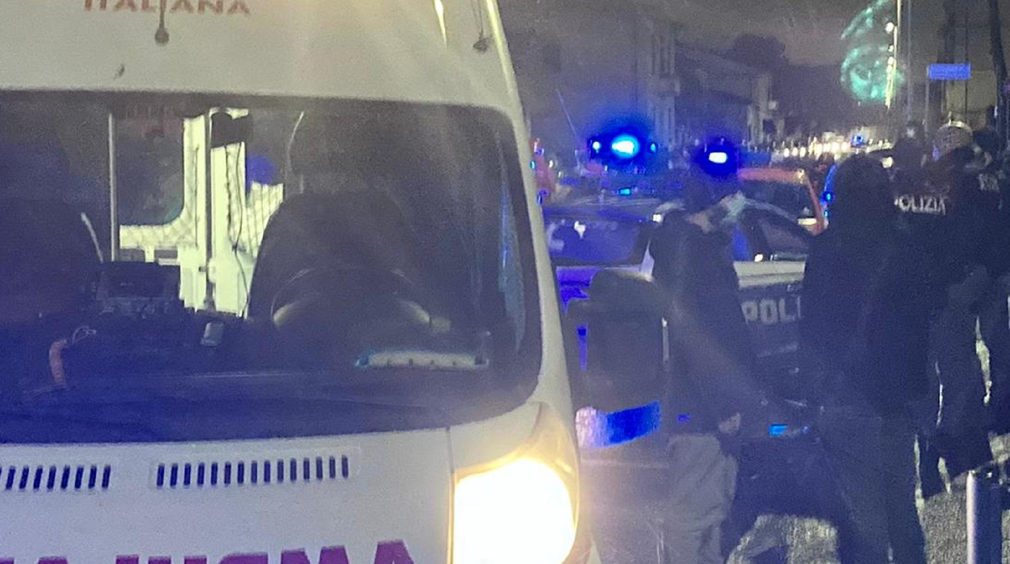Un intervento della polizia di Stato e un'ambulanza (foto d'archivio)