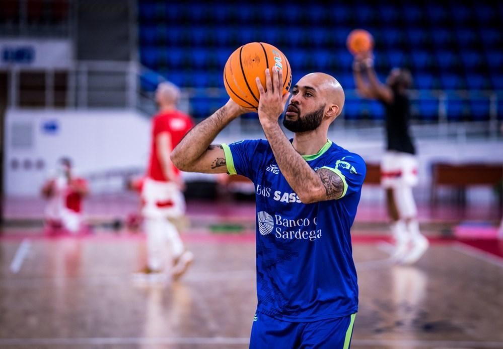 Logan durante il riscaldamento nella partita in Ucraina