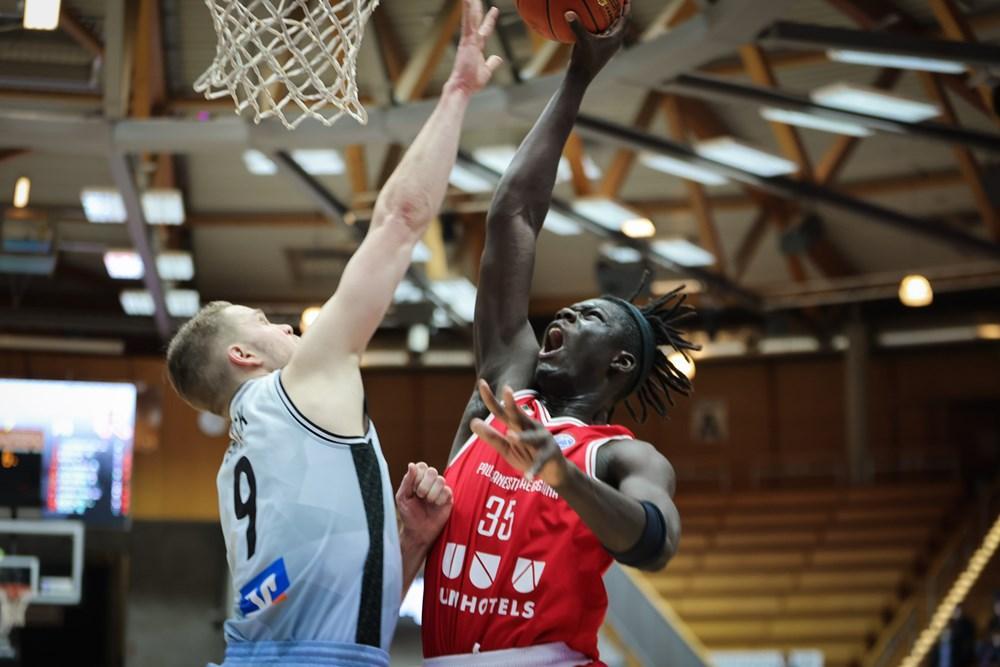 Momo Diouf in azione nel match in Germania (foto Fiba)
