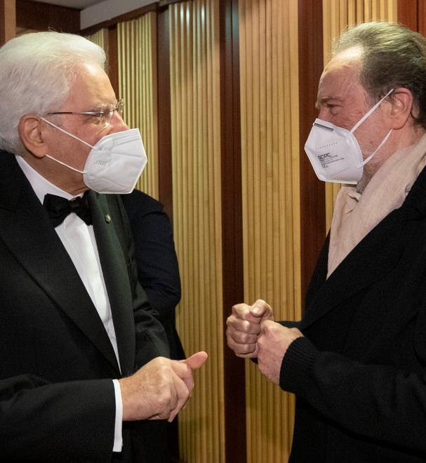 Ovazione per Mattarella, la Scala gli chiede il bis 