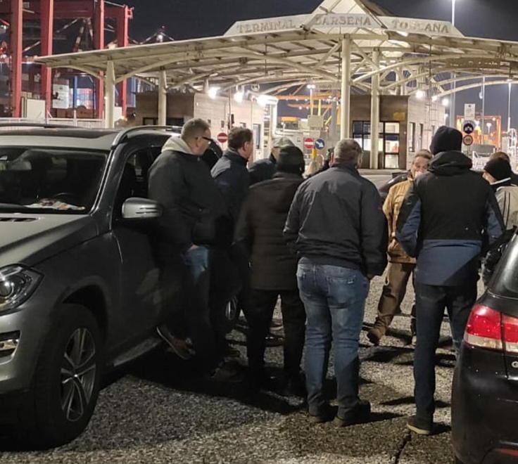 Si ferma anche il blocco dei camion in vista dell’incontro di domattina