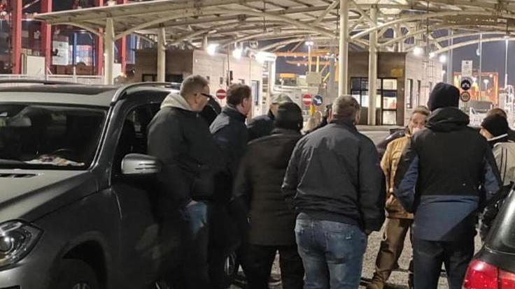 Si ferma anche il blocco dei camion in vista dell’incontro di domattina