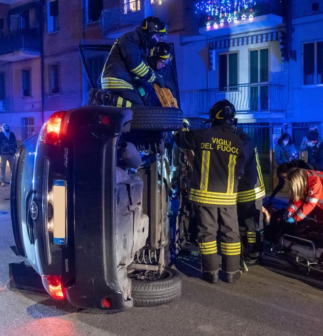 L’auto si ribalta Ferito il conducente