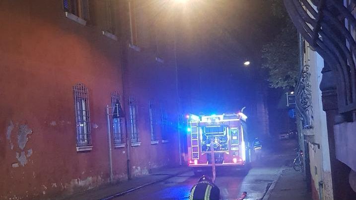 A fuoco il sottotetto di un palazzo in restauro