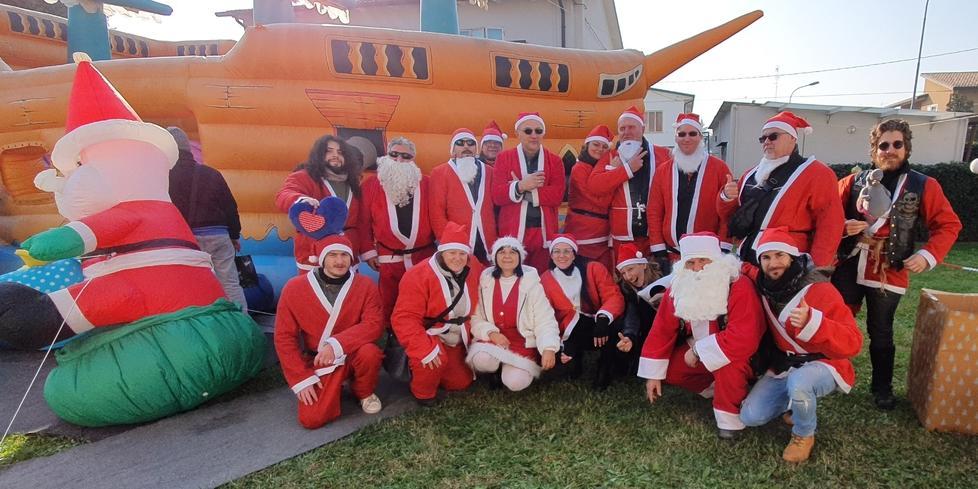 Si accende l’albero E i Babbi arrivano a bordo delle moto