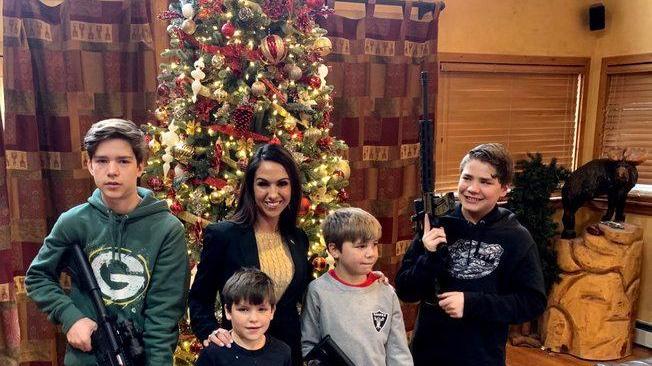 Usa: bufera su deputata destra, figli coi fucili in foto Natale