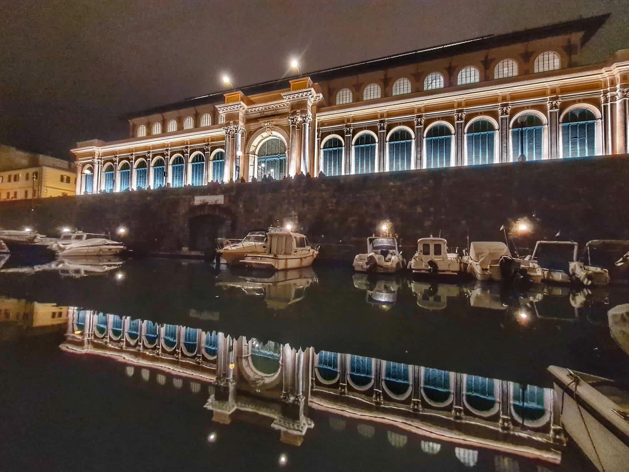 Gioco di luci fra il Mercato e il riflesso nel Fosso Reale