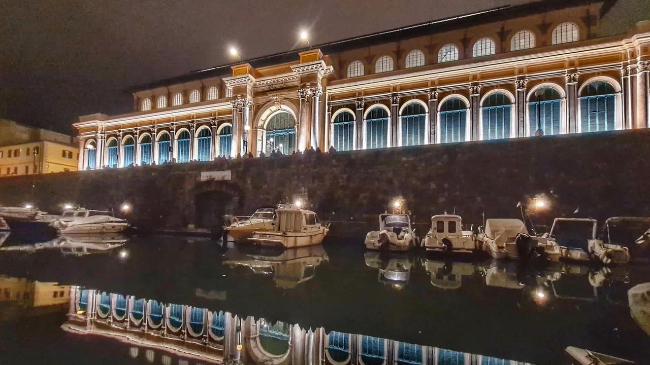 Gioco di luci fra il Mercato e il riflesso nel Fosso Reale