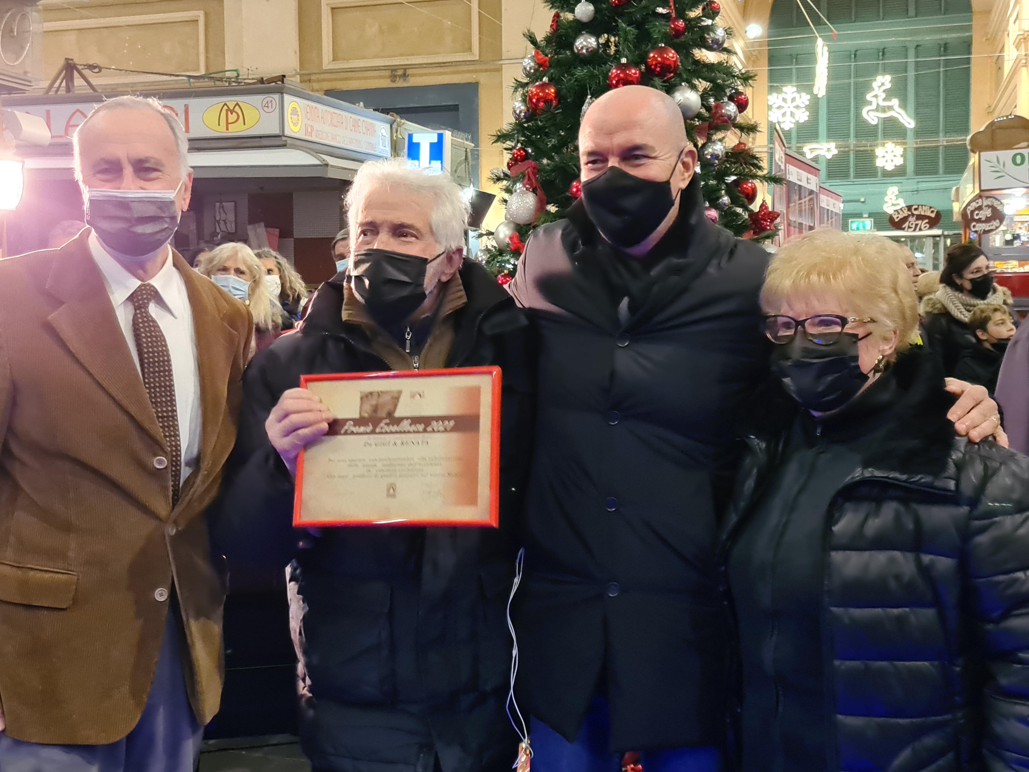 Il sindaco Luca Salvetti durante la premiazione con “Gino e Renata”