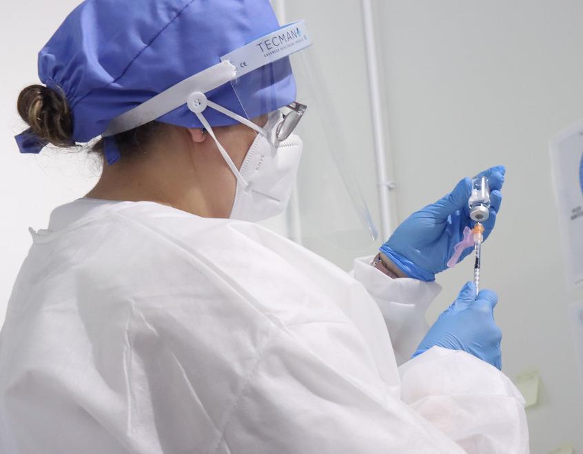 Rosignano, si sente male prima del vaccino: pensionata soccorsa da un medico Asl 