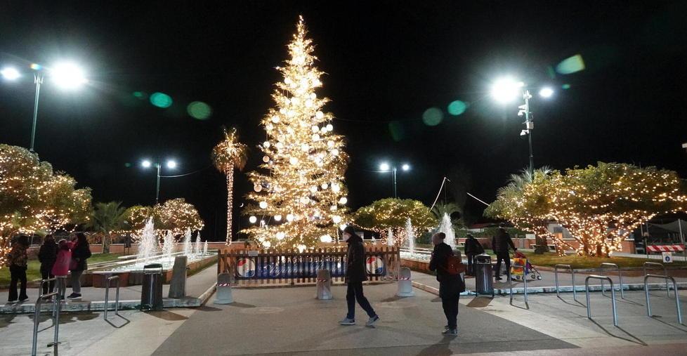 La Versilia si illumina con gli addobbi. E sul Tirreno ci saranno i vostri alberi di Natale: ecco come pubblicarli 