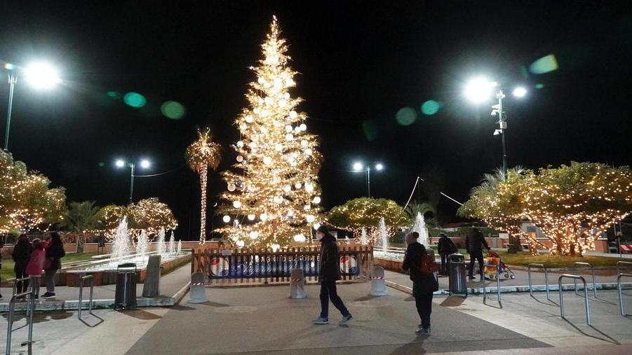 La Versilia si illumina con gli addobbi. E sul Tirreno ci saranno i vostri alberi di Natale: ecco come pubblicarli