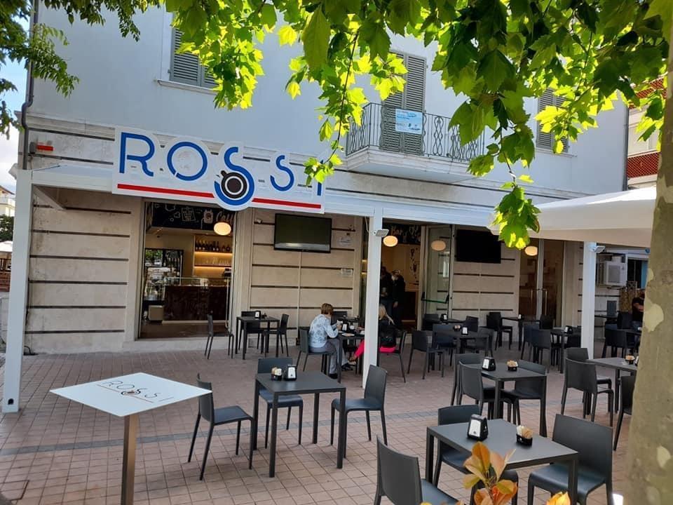 L’esterno del bar pasticceria Rossi a Marina di Massa